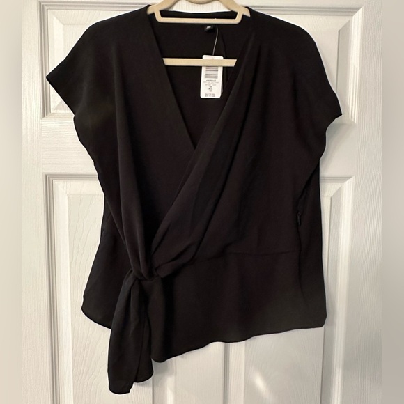 TORRID 00 0X XL Black Crepe Twist Front Surplice Top NWT R$46 - Picture 4 of 9
